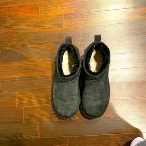 Black mini Ugg’s size 8